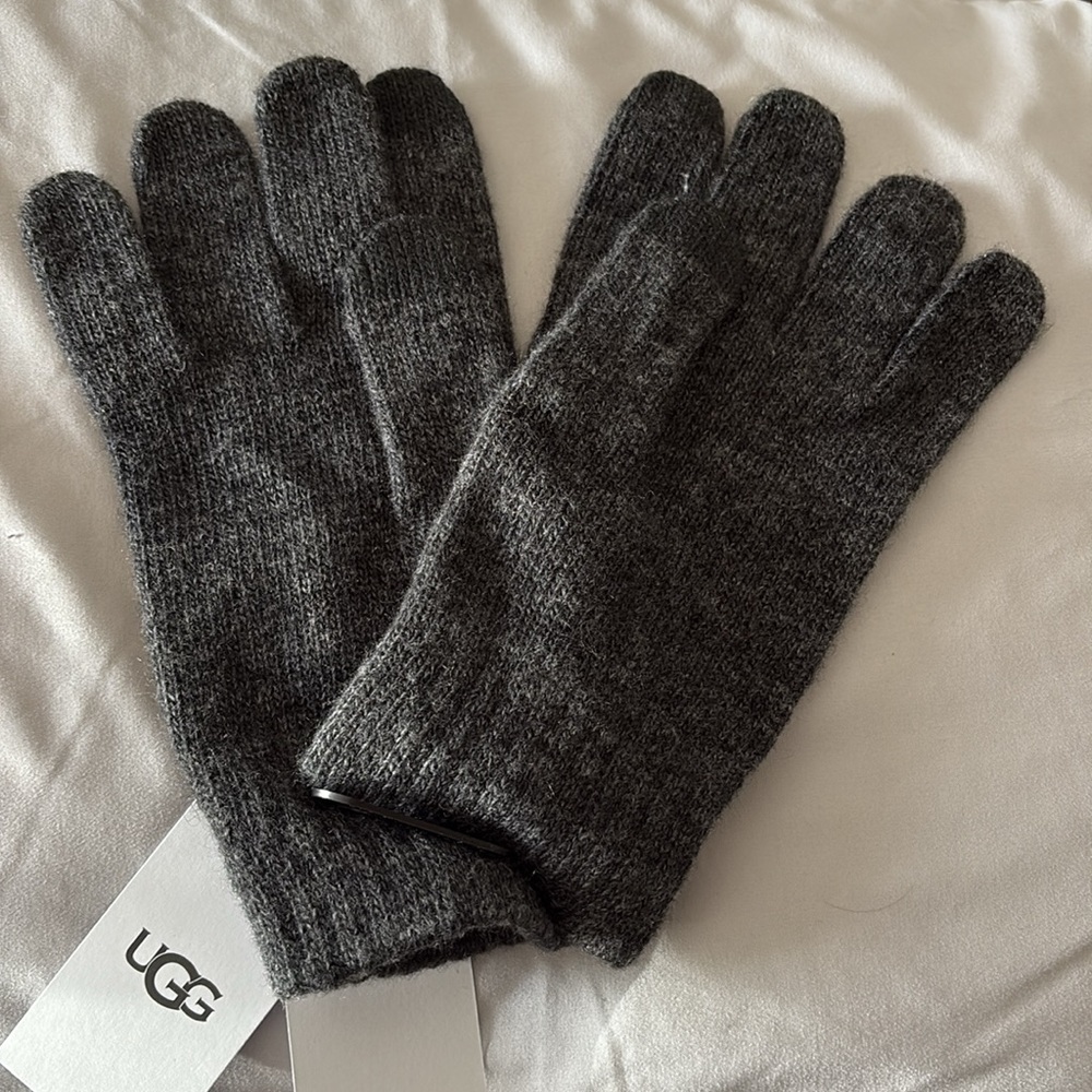 NWT UGG Men's Charcoal Knit Gloves